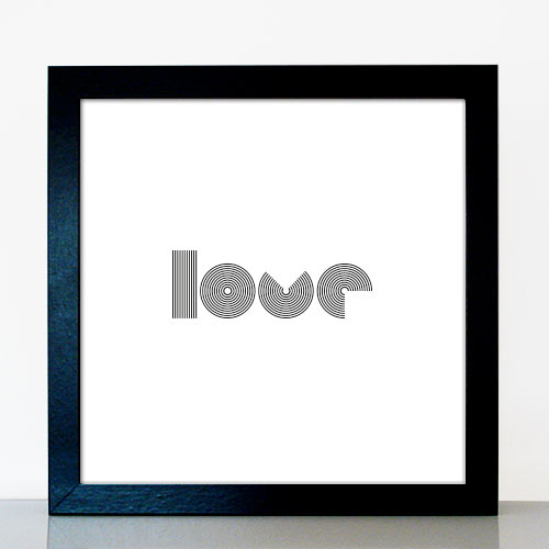 love Op-Art Schriftzug schwarz weiß Linien auf weißem Hintergrund in schwarzem Rahmen