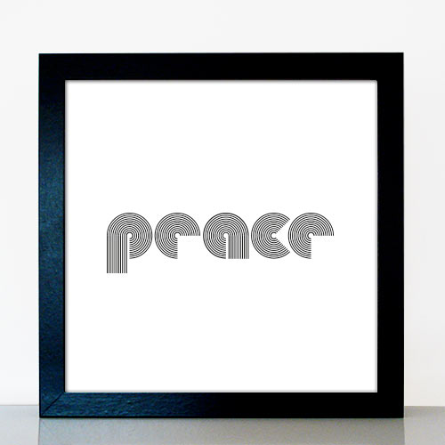 Op-Art Kunstwerk Schriftzug peace flimmernde Linien auf weißem Hintergrund in schwarzem Rahmen